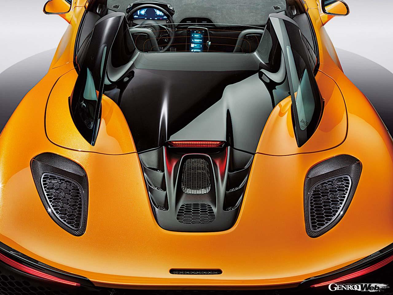 リヤフェンダーの上にはパワートレインの冷却のため、クーペにはないダクトが設けられる。マフラーはレゾネーターや排気バルブの改良によってクリーンな音を生み出している。