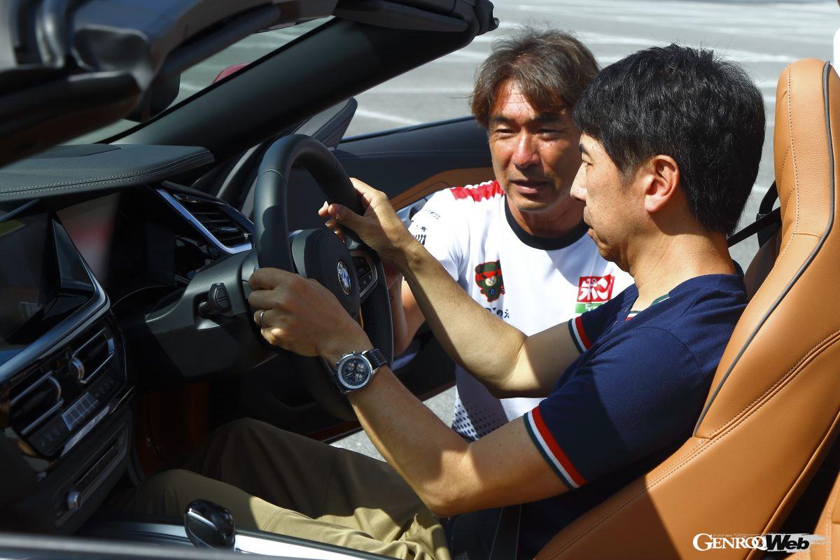 参加者のスキルとクルマの特性に合わせ、レーシングドライバーが直接指導。走行中はトランシーバーでリアルタイムにアドバイス！