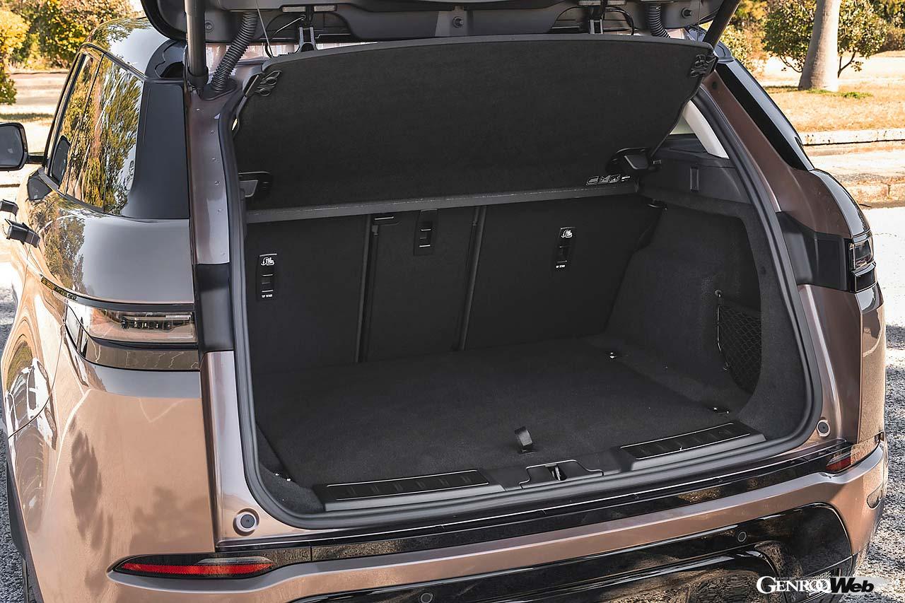 ラゲッジルーム容量は591~1383リットルと、必要十分以上の広さを確保。パワーテールゲートはSE以上に標準装備となる。