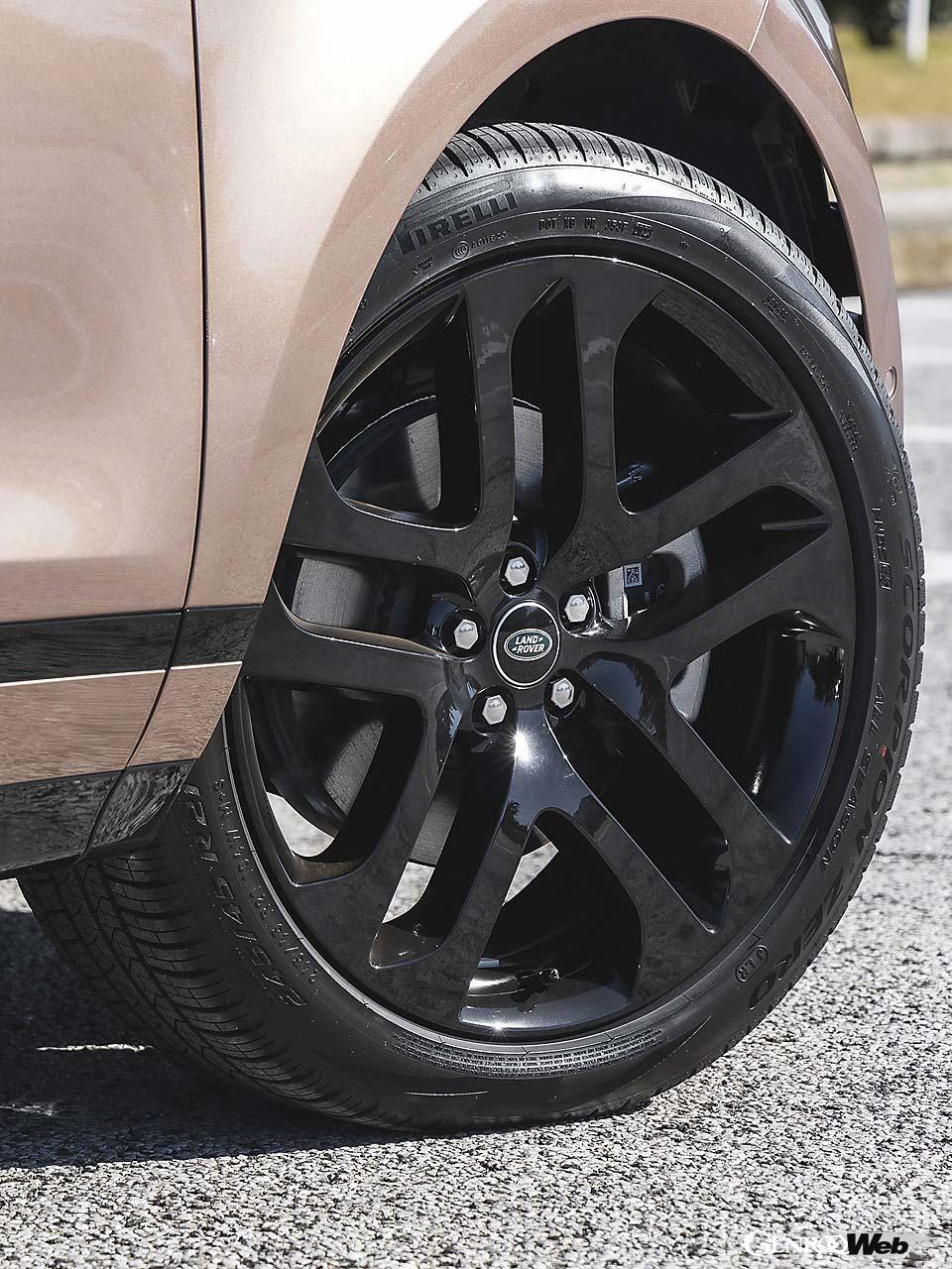 ジャガー&ランドローバー車はタイヤ&ホイールの選択肢が多く楽しい。イヴォークも18~21インチの全8種類から選ぶことができる。こちらは21インチの「スタイル5078(17.4万円)」。