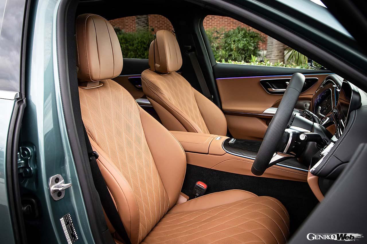 14.4インチのセントラルディスプレイと12.3インチの助手席ディスプレイからなるMBUXスーパースクリーンを採用。未来感溢れるデザインだ。