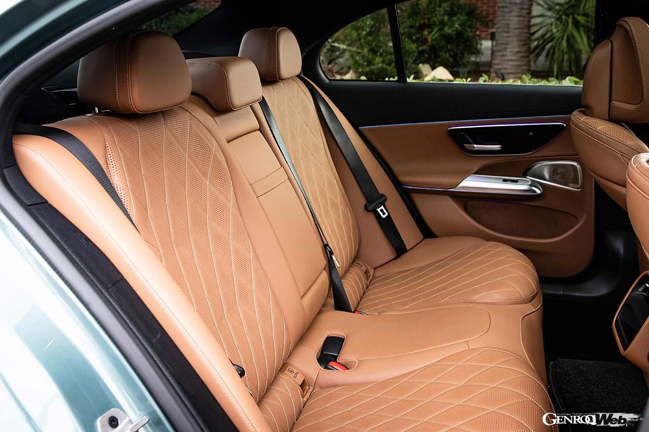 14.4インチのセントラルディスプレイと12.3インチの助手席ディスプレイからなるMBUXスーパースクリーンを採用。未来感溢れるデザインだ。