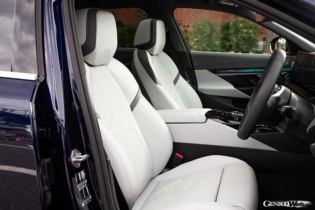 BMW最新の視認性に優れるカーブドディスプレイを採用したインフォテインメントシステムを搭載。長距離の走行でも疲れにくく快適性の高いシートが素晴らしい。