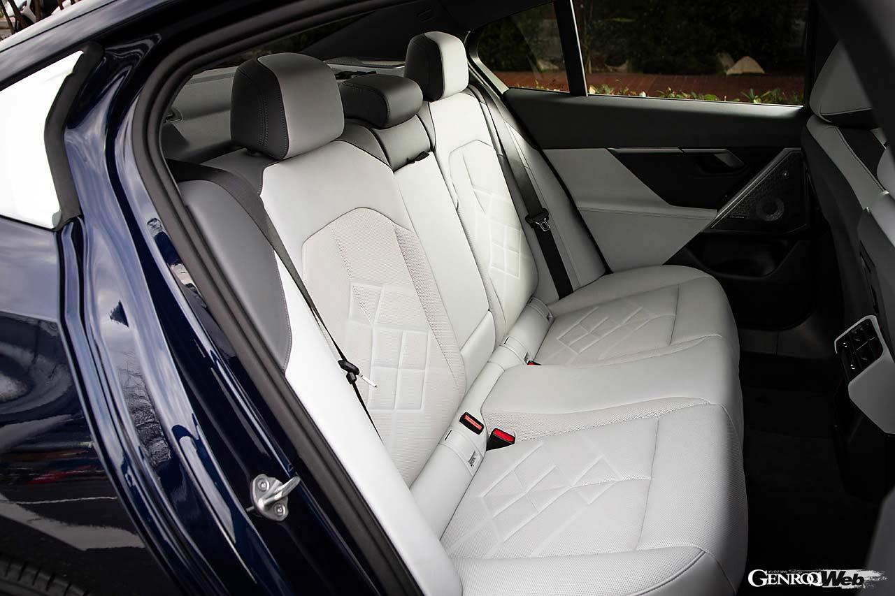 BMW最新の視認性に優れるカーブドディスプレイを採用したインフォテインメントシステムを搭載。長距離の走行でも疲れにくく快適性の高いシートが素晴らしい。