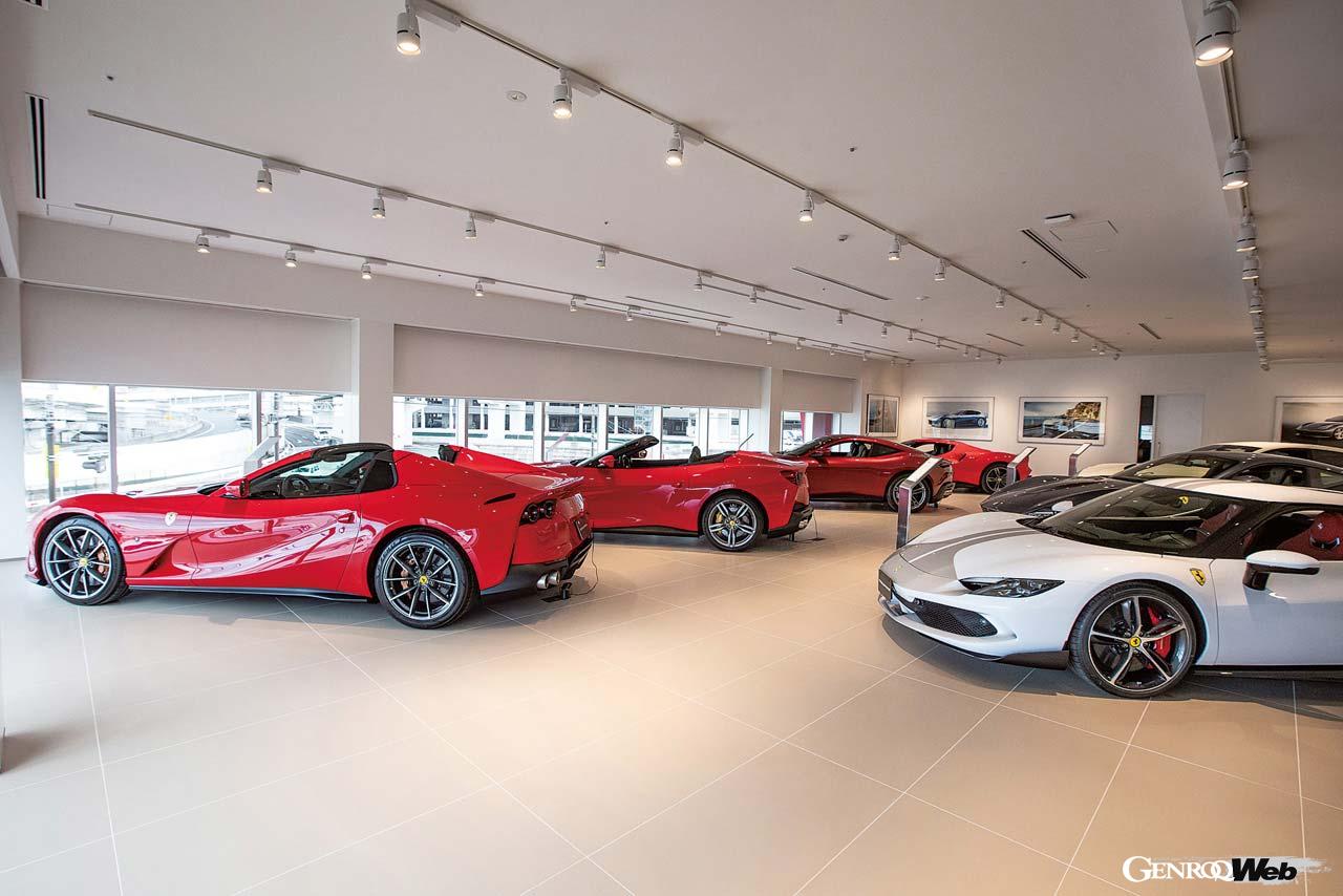 2階にも広大なショールームが広がる。1階と合わせて13台の車両が展示できる。
