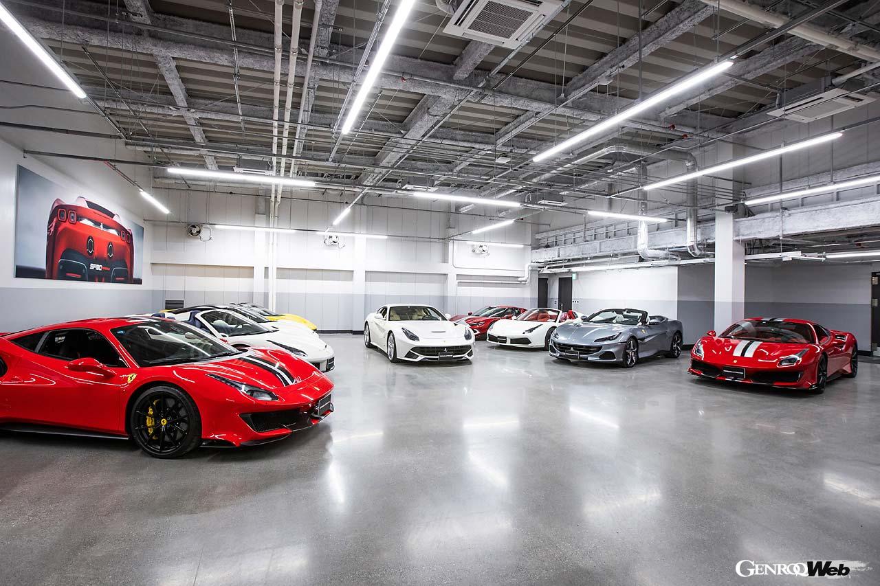 納車セレモニーのための専用スペース。みなとみらいの店舗で購入した新車をここで納車することも可能だ。