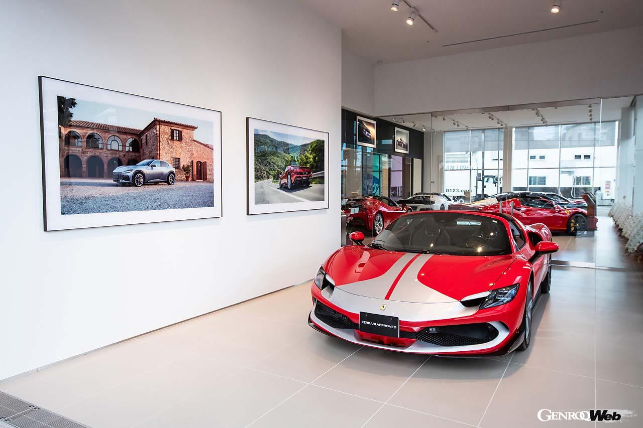 2階ショールームの奥にある在庫車展示スペース。コンクリートの床は手作業でピカピカに研磨したというもの。