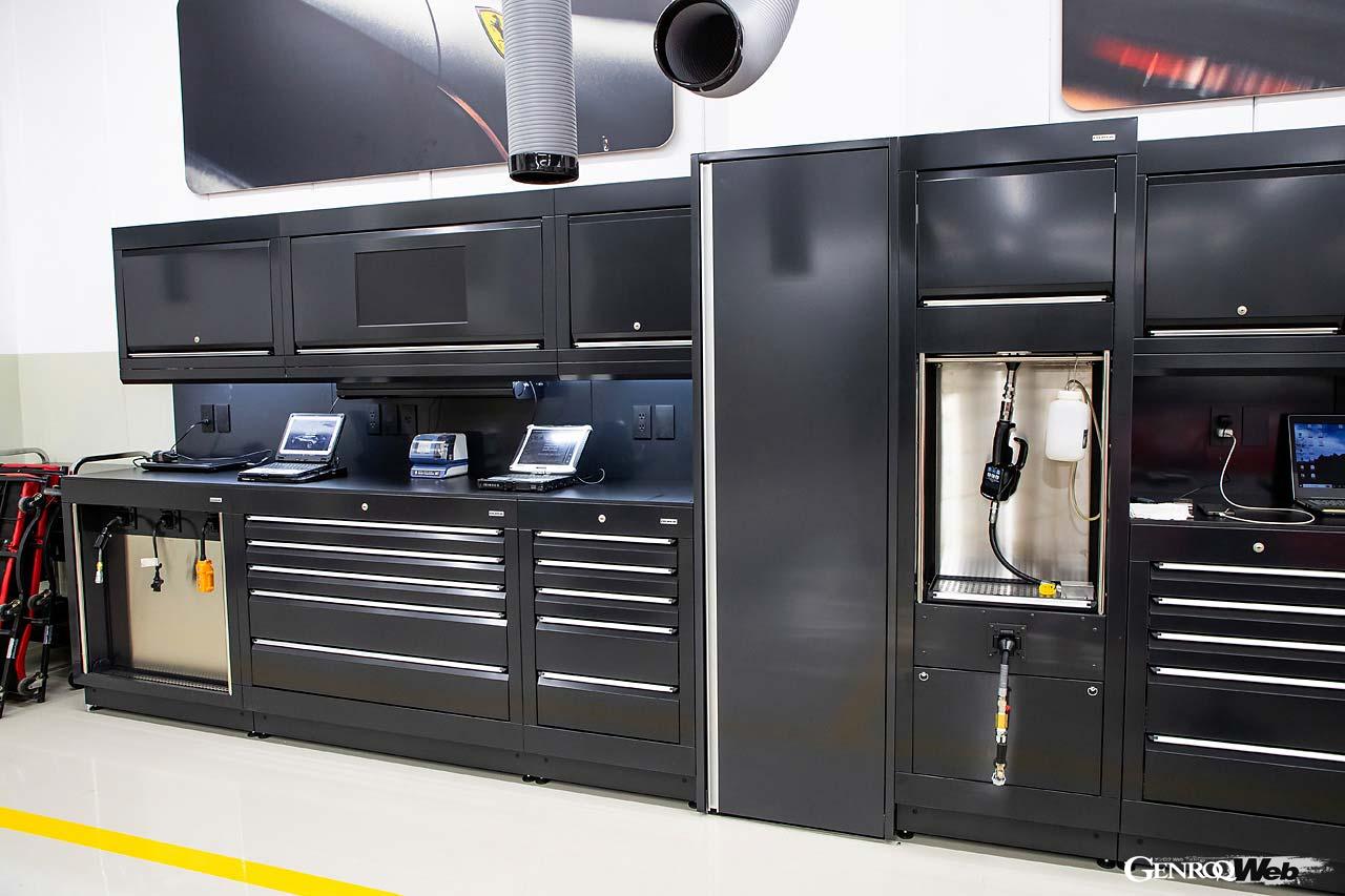 サービスピットは全部で13台分を用意。スペースを広く取っているので作業がやりやすく、空調も完備している。ブラックで統一したツールボックスにはエアーツールやオイルガンも内蔵されている。