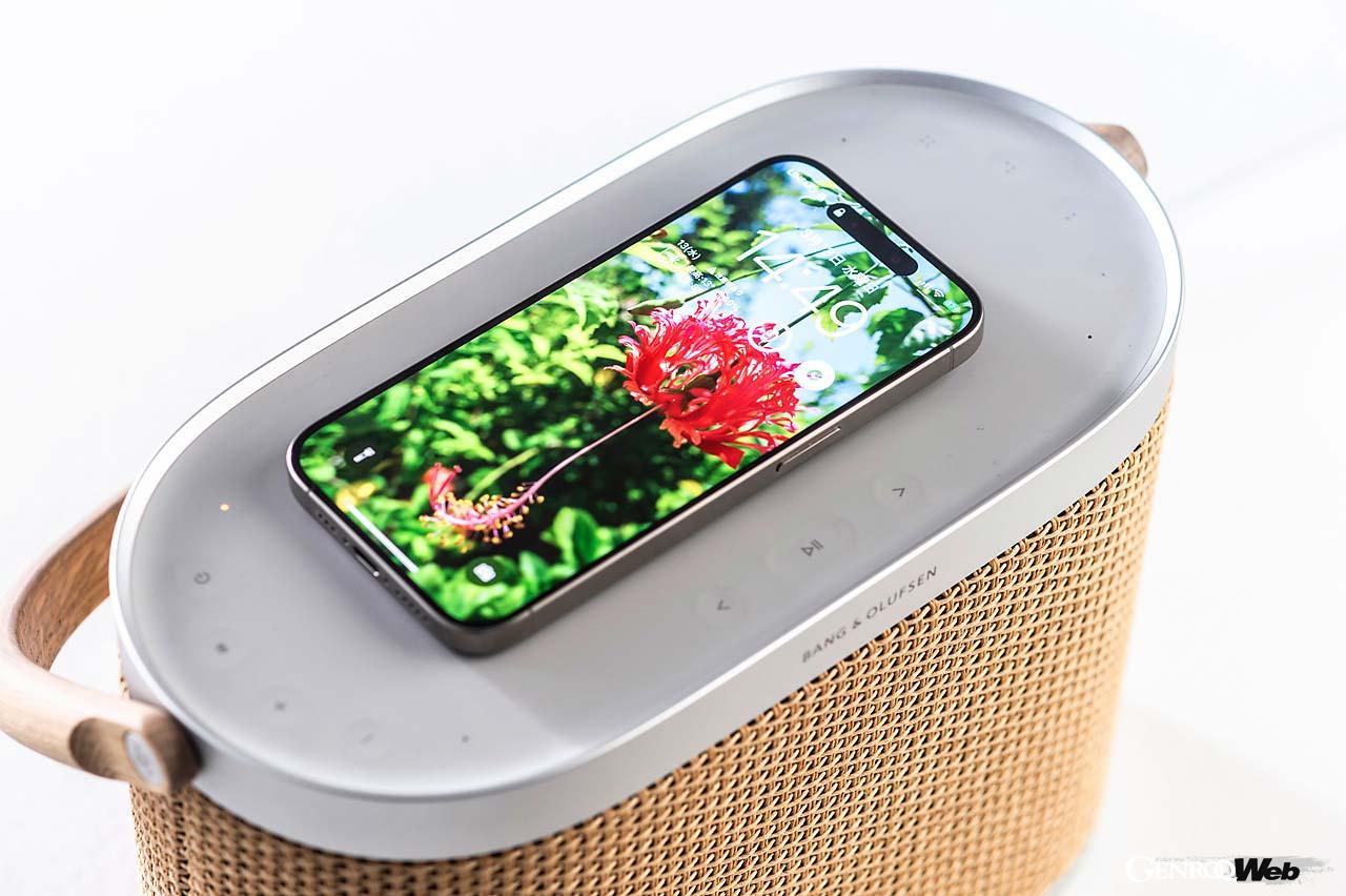 最大12時間のバッテリー寿命を誇るので、気軽に外に持ち出して、音楽を楽しむことが可能。内蔵Qiワイヤレス充電機能も備えるので、出先でのスマホ充電もできる。