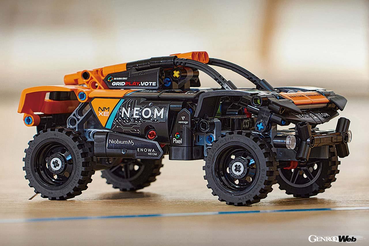 エクストリームEのEVオフロードマシンを252ピースのブロックで組み立てる。プルバック機能で走らせることも可能だ。