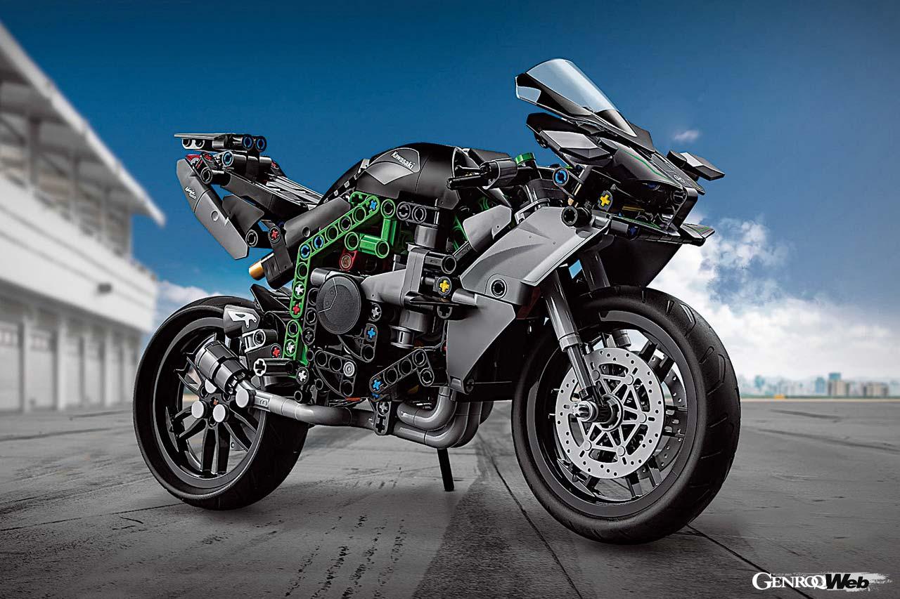 4気筒エンジンも見事に再現。トランスミッションは2段で、実際に動かすことができる。