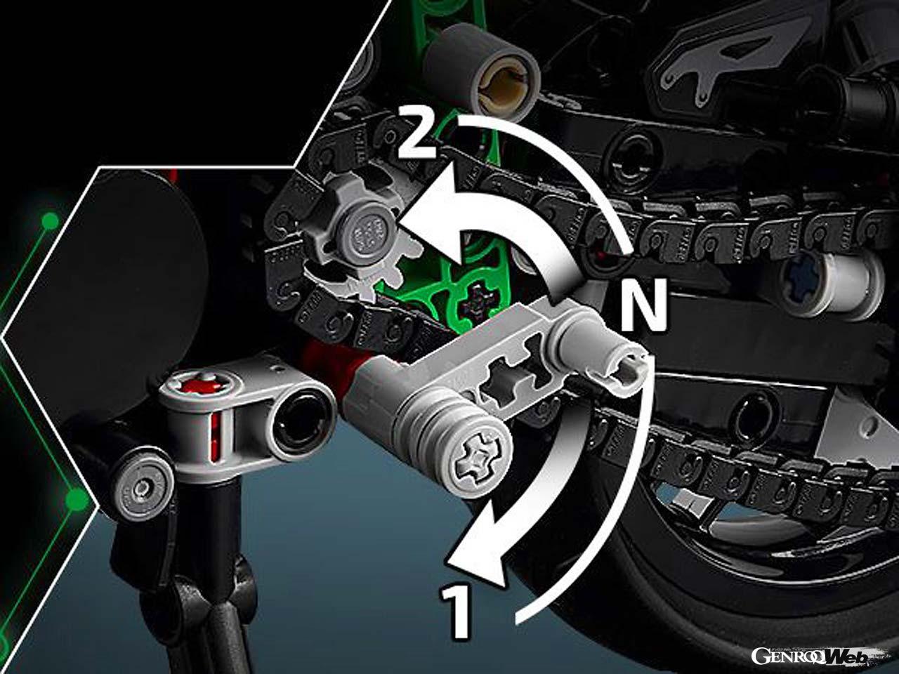 4気筒エンジンも見事に再現。トランスミッションは2段で、実際に動かすことができる。