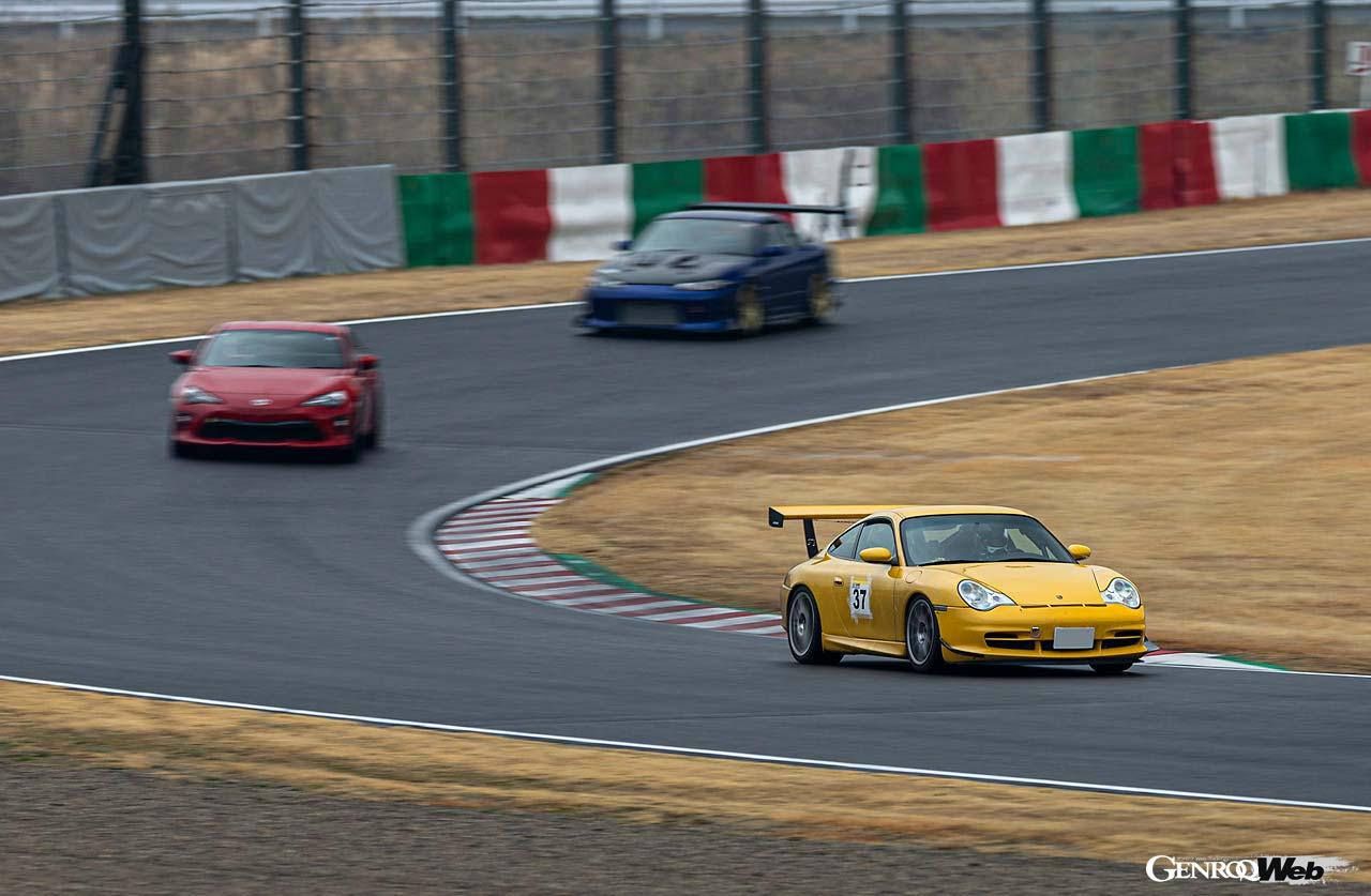 鈴鹿サーキットの国際レーシングコース（フルコース）を思う存分走ることができるCCMC。参加車両も個性に溢れ、ハイパフォーマンスなスポーツカーから国産コンパクトまで、どんなクルマでも気軽にエントリーすることができる。