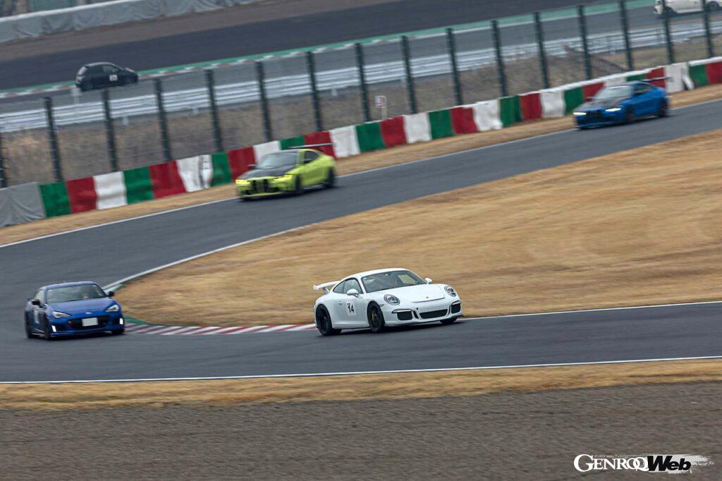 鈴鹿サーキットの国際レーシングコース（フルコース）を思う存分走ることができるCCMC。参加車両も個性に溢れ、ハイパフォーマンスなスポーツカーから国産コンパクトまで、どんなクルマでも気軽にエントリーすることができる。