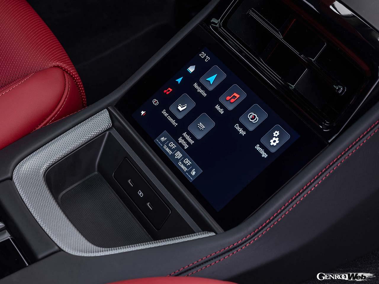 2950mmのホイールベースで後席足元も余裕の広さを持つ。後席専用のパネルでインフォテインメントなどの操作が可能。