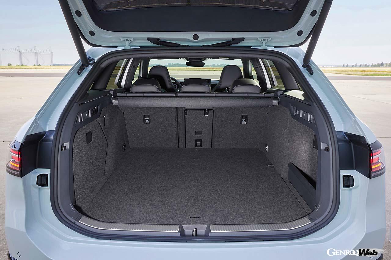 ラゲッジスペースはさらに拡大。通常時で690リットル、後席を倒すと最大1920リットルの空間が現れる。
