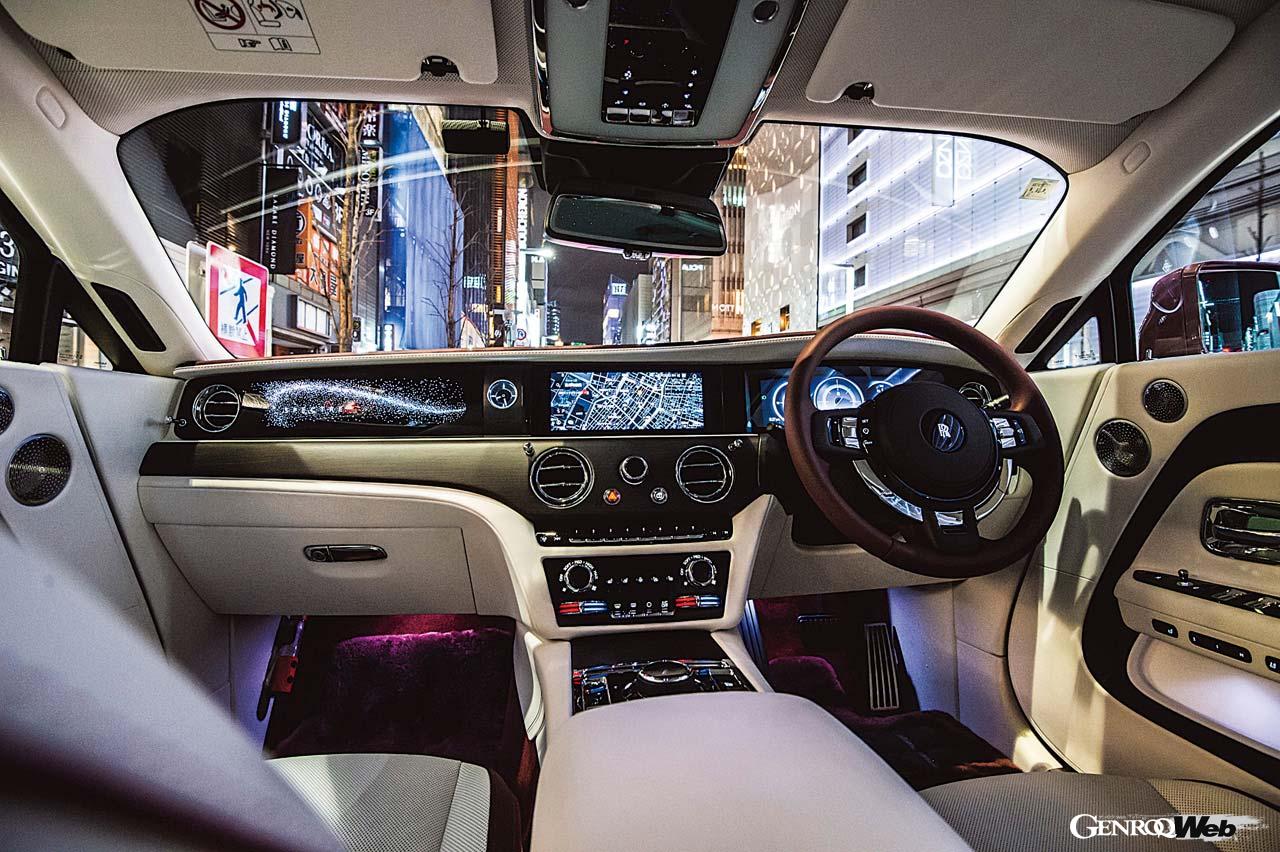 走行可能距離やバッテリー残量など、BEV専用のグラフィックを持つメーター。デジタル化は進めつつも、伝統を感じさせる雰囲気は残している。エアコン吹き出し口は金属製だ。