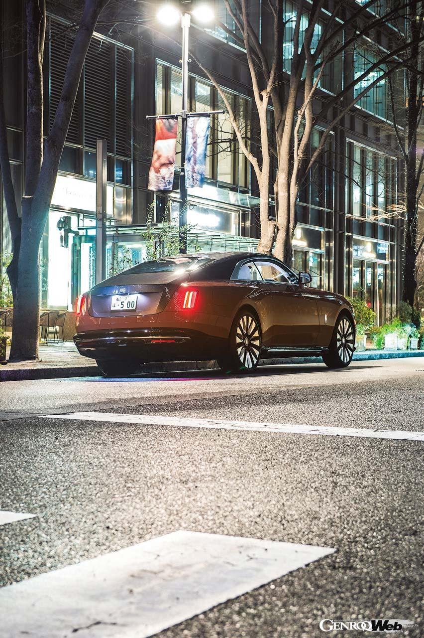 ロールス・ロイス初の電気自動車、スペクターが日本に上陸した。できるだけ パワートレインの存在を感じさせたくない超高級車にとって、モーターはベストの 選択なのだろうか。夜の東京で、新時代の超プレミアムクーペを味わう。