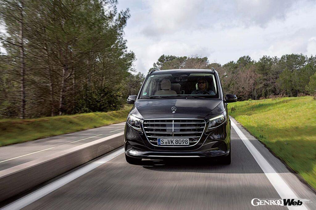 こちらは試乗したディーゼルのトップモデルV300dロング。237PS/500Nmを発揮するので、多人数乗車でも快適なツーリングを楽しめるに違いない。