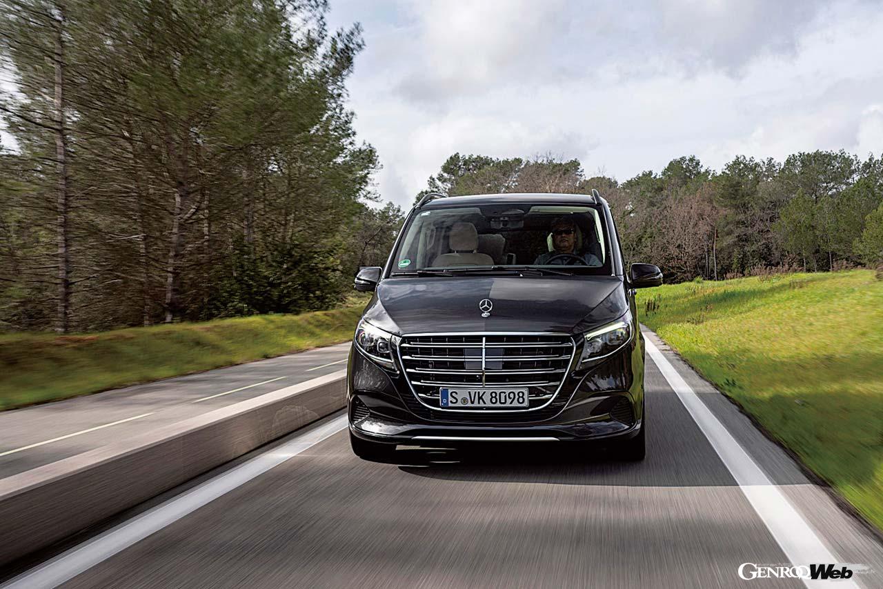 こちらは試乗したディーゼルのトップモデルV300dロング。237PS/500Nmを発揮するので、多人数乗車でも快適なツーリングを楽しめるに違いない。