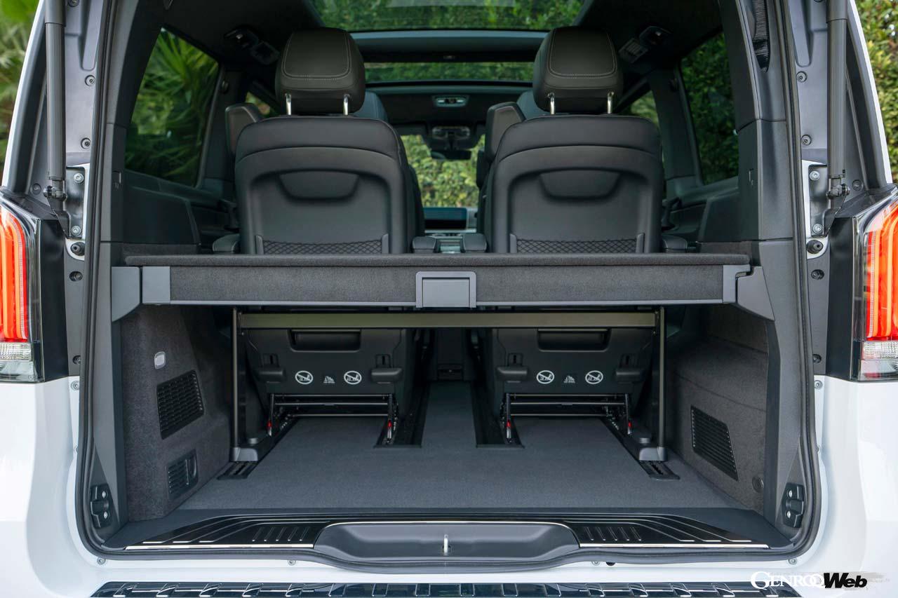 今回の改良でラゲッジルームセパレーターが採用された。