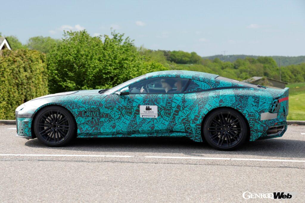 フロントの開口部が広げられているが、プロポーションはまさしく「アストン」という印象だ。