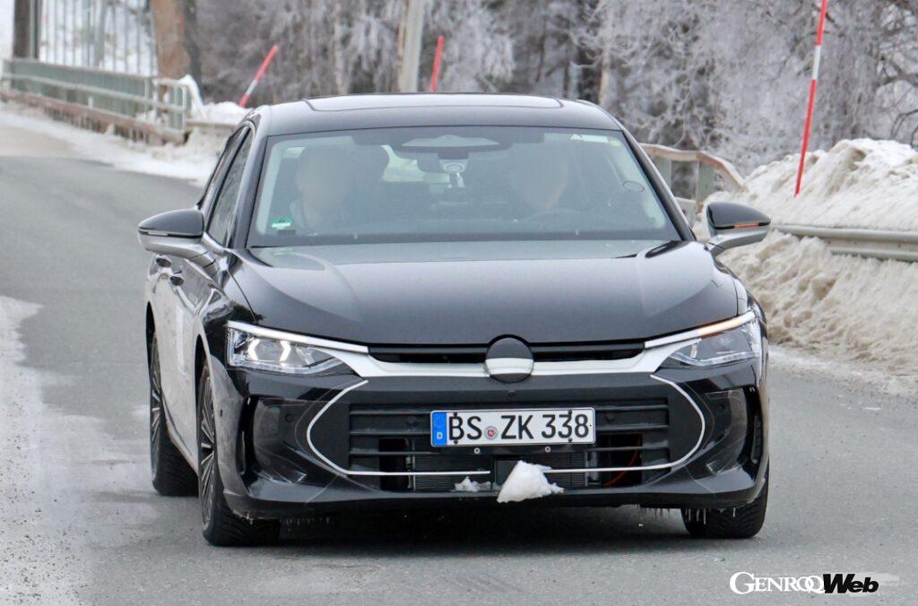 細身のヘッドライトと大型のエンブレムがパサートによく似た外観。