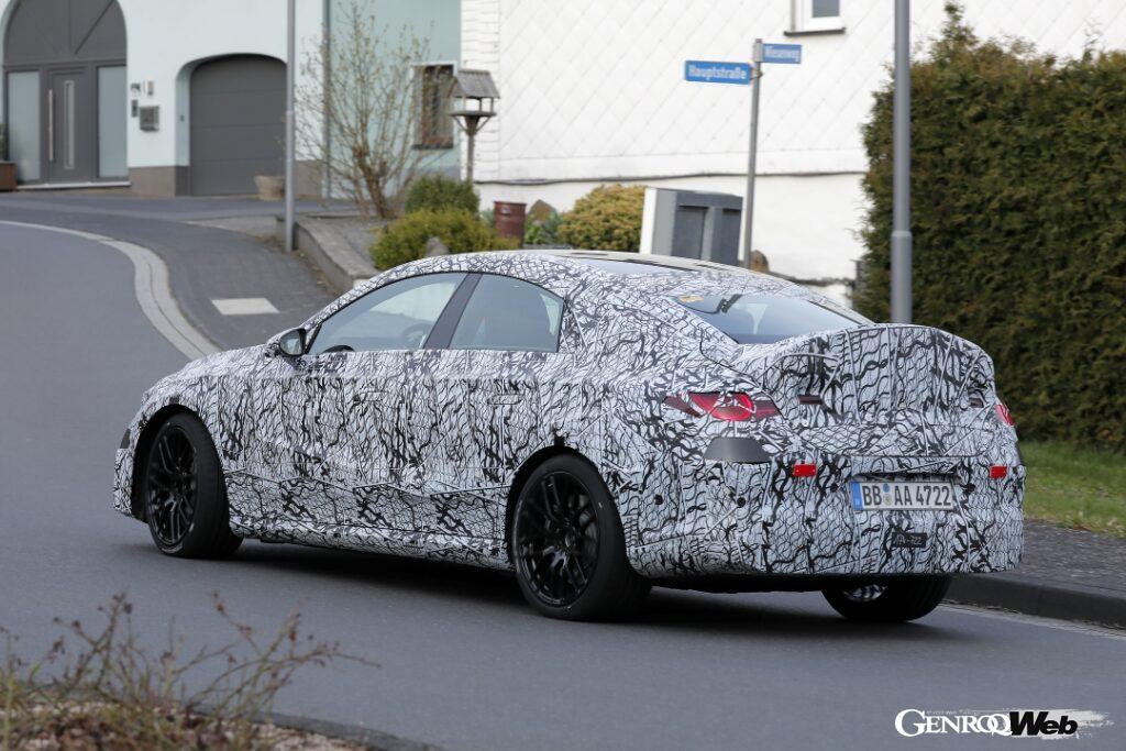 トランクリッドに装備された巨大なリヤスポイラーから、テスト車両はAMGモデルと考えられる。