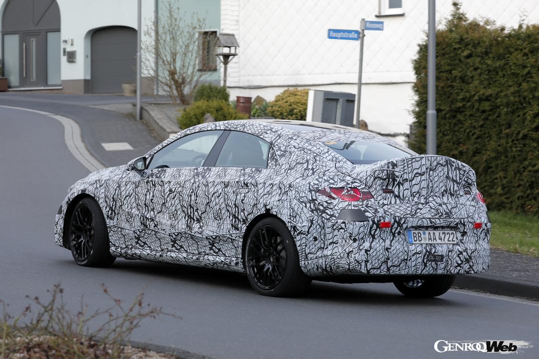 トランクリッドに装備された巨大なリヤスポイラーから、テスト車両はAMGモデルと考えられる。