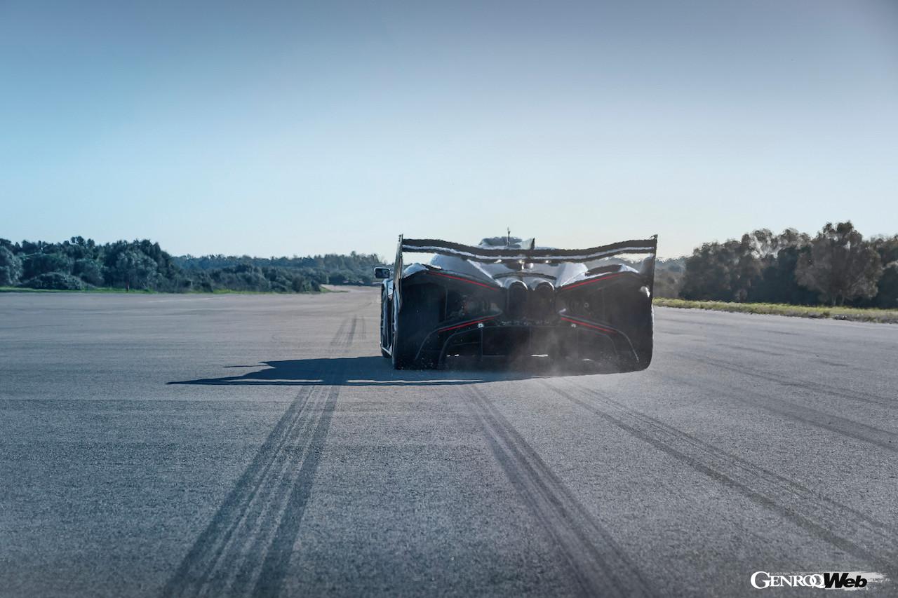 サーキット専用ハイパーカー「ブガッティ ボリード」の走行シーン。