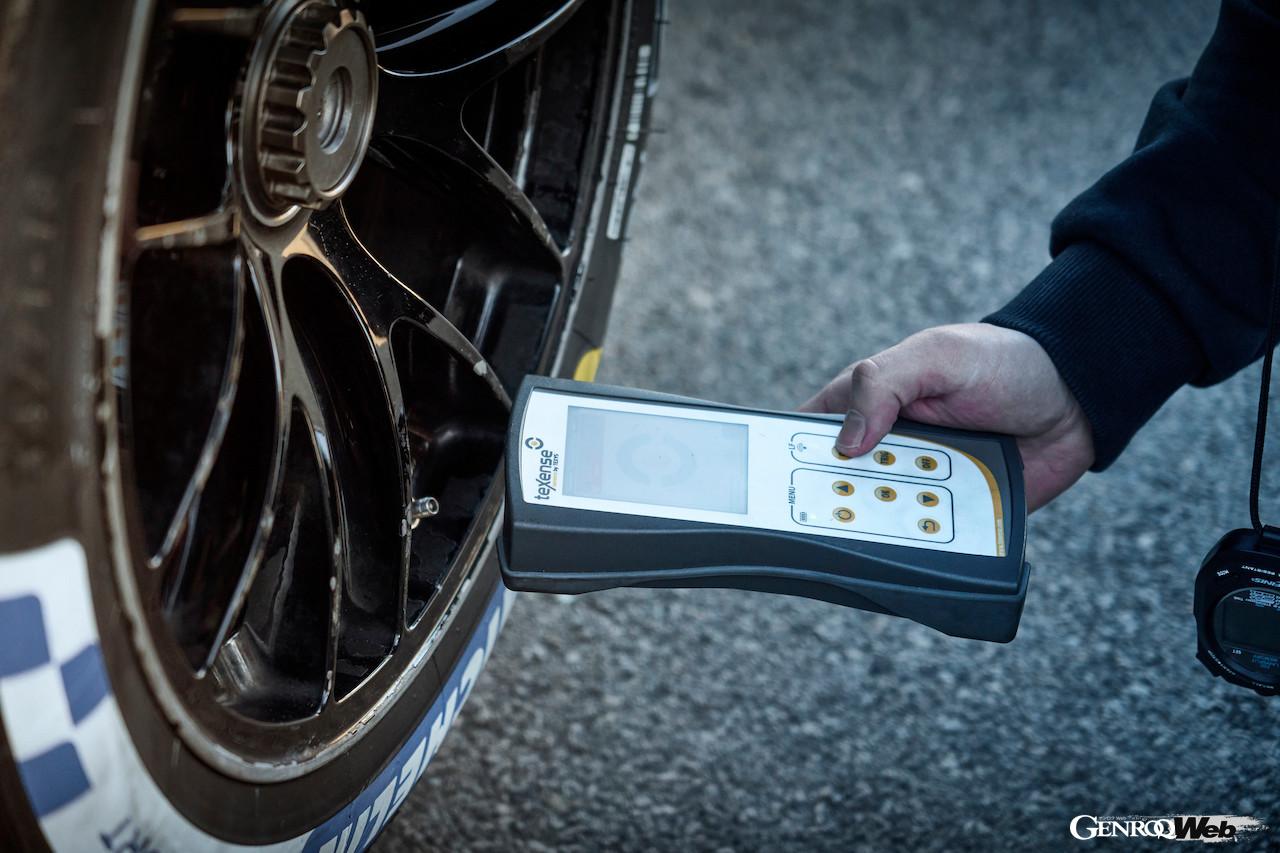 サーキット専用ハイパーカー「ブガッティ ボリード」のテスト風景。