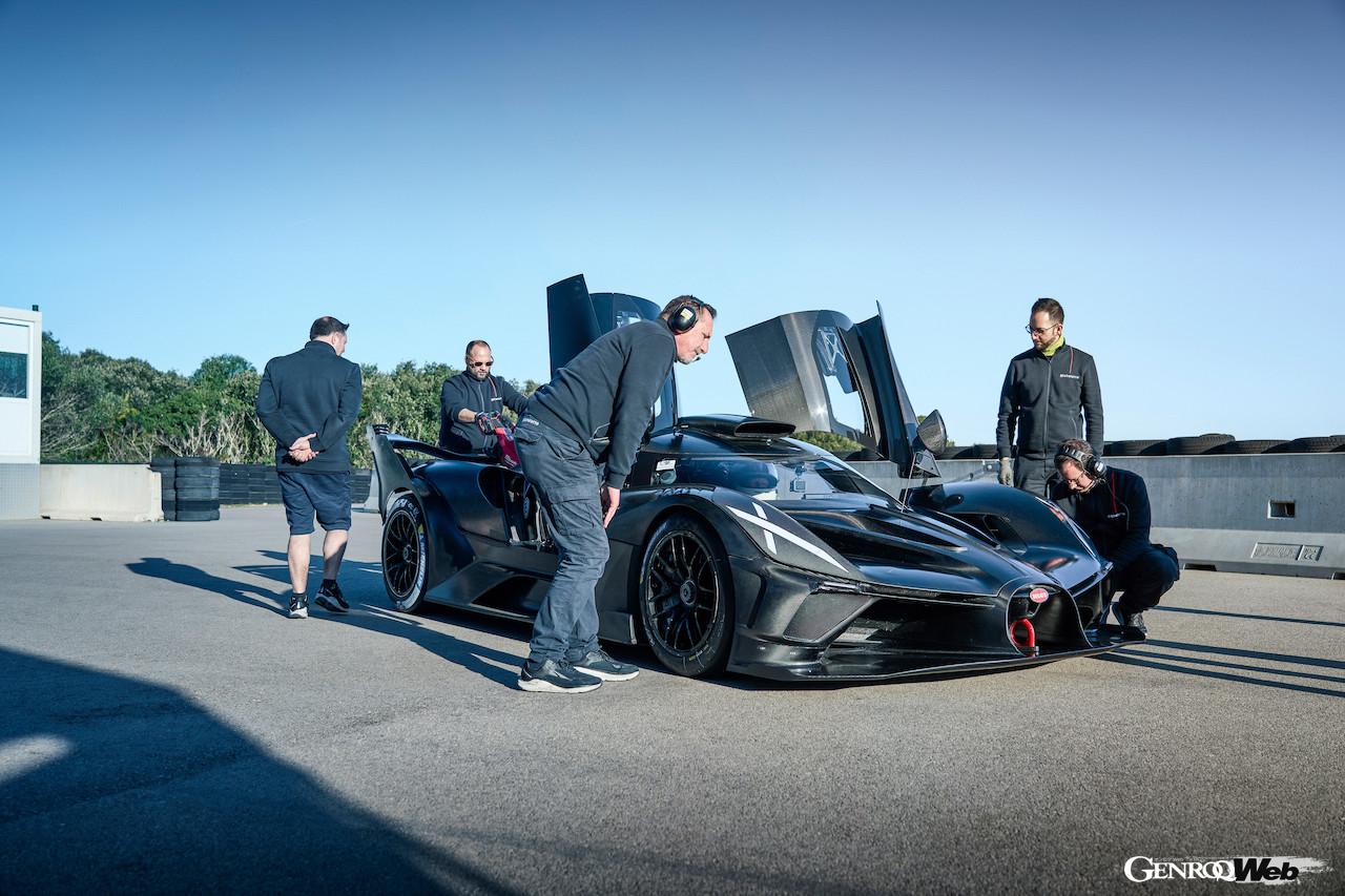 サーキット専用ハイパーカー「ブガッティ ボリード」のテスト風景。
