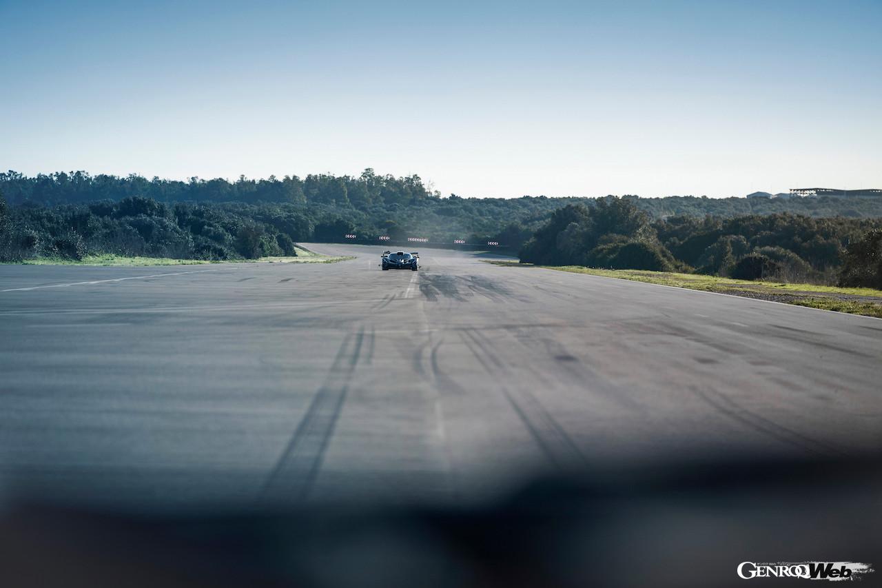 サーキット専用ハイパーカー「ブガッティ ボリード」の走行シーン。