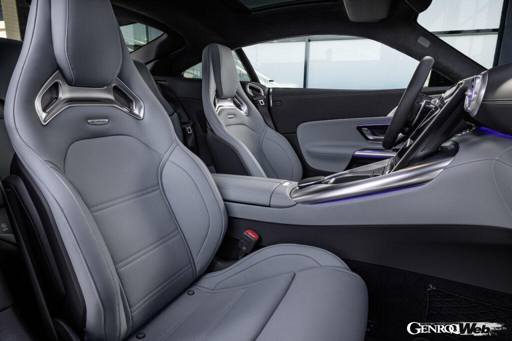 ハイパーアナログ・コンセプトを採用し、ドライバー重視のコクピットを実現したメルセデス AMG クーペ。AMG GT 43には、ナッパレザーの電動調整式AMGスポーツシートが標準装備される。