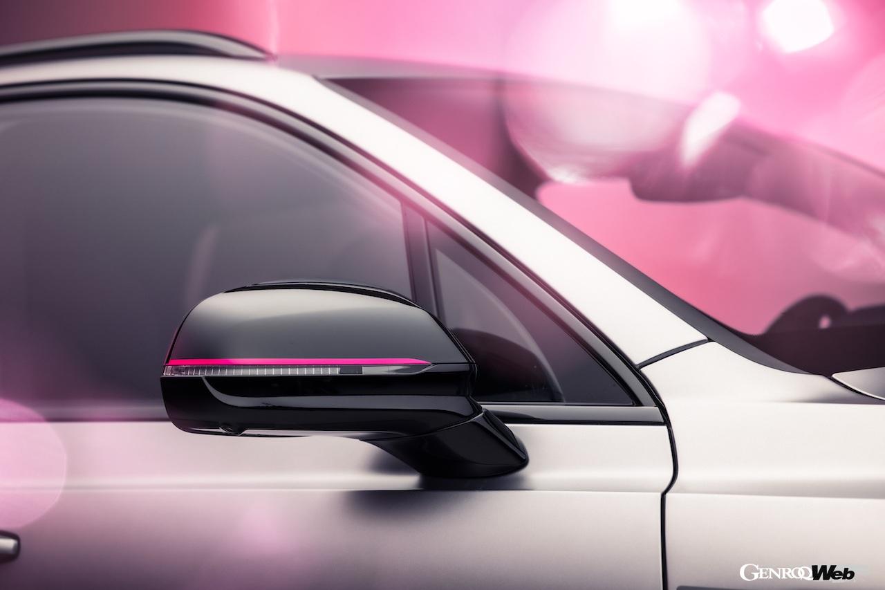 内外装を「キュレーテッド バイ マリナー」のアクセントカラー「チェリーブロッサム」で統一した、ベントレー ベンテイガ V8 S。