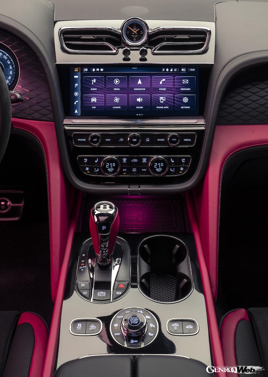 4つのカラーは、自然の花をイメージ。写真の「チェリーブロッサム（Cherry Blossom）」は、春と再生を象徴する、日本の満開の桜から採られている。