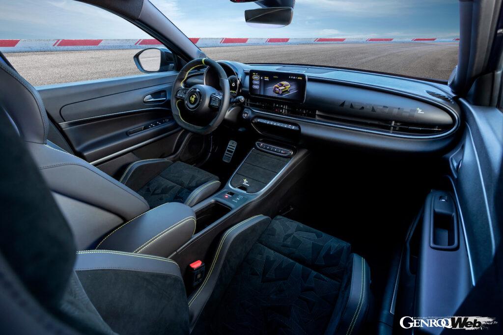 今回、アバルトはモータースポーツを意識し、レーシーかつミステリアスに纏められたアバルト 600eのインテリアを初公開した。