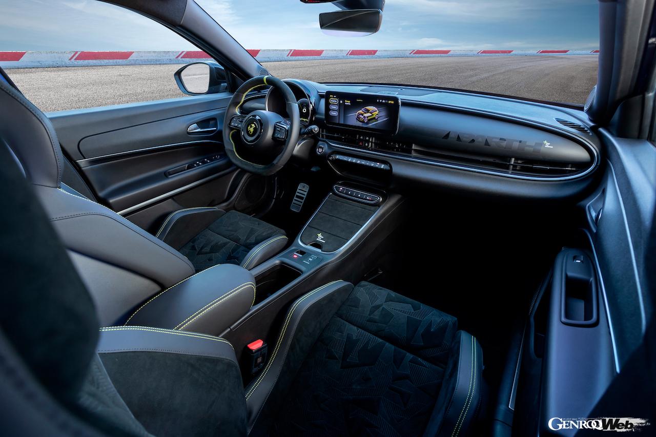 今回、アバルトはモータースポーツを意識し、レーシーかつミステリアスに纏められたアバルト 600eのインテリアを初公開した。