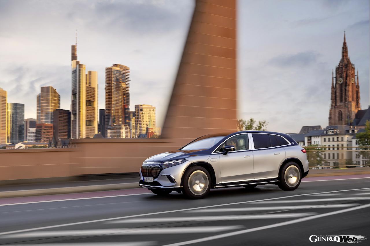 「メルセデス・マイバッハ EQS 680 SUV」の走行シーン。