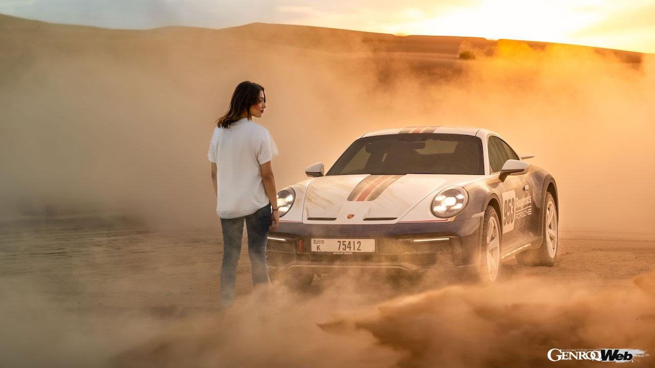 UAEのタル・モリーブ砂漠において、アムナ・アル・クバイシが、ポルシェ 911 ダカールをドライブした。
