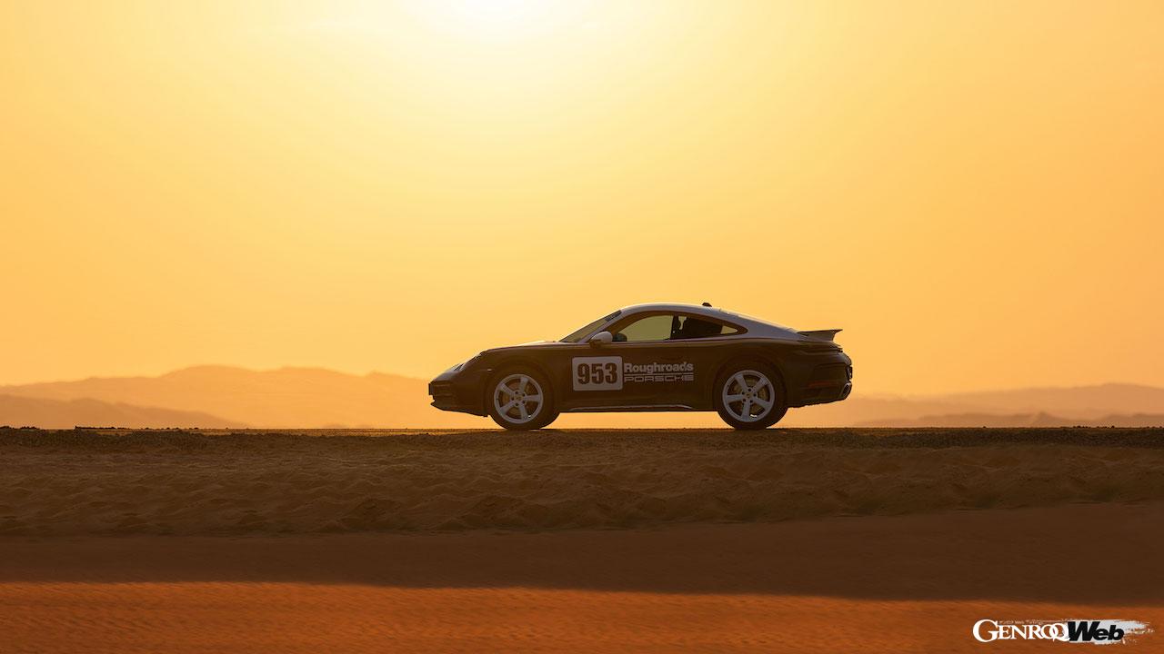 UAEのタル・モリーブ砂漠において、アムナ・アル・クバイシが、ポルシェ 911 ダカールをドライブした。