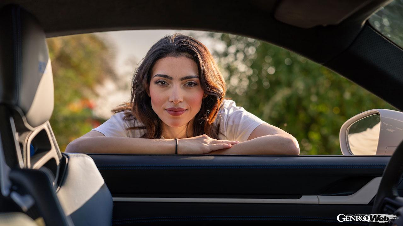 UAEのタル・モリーブ砂漠において、アムナ・アル・クバイシが、ポルシェ 911 ダカールをドライブした。