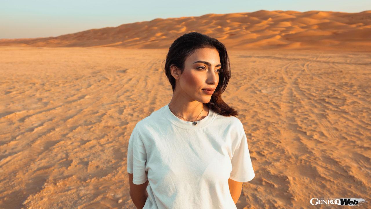 UAEのタル・モリーブ砂漠において、アムナ・アル・クバイシが、ポルシェ 911 ダカールをドライブした。