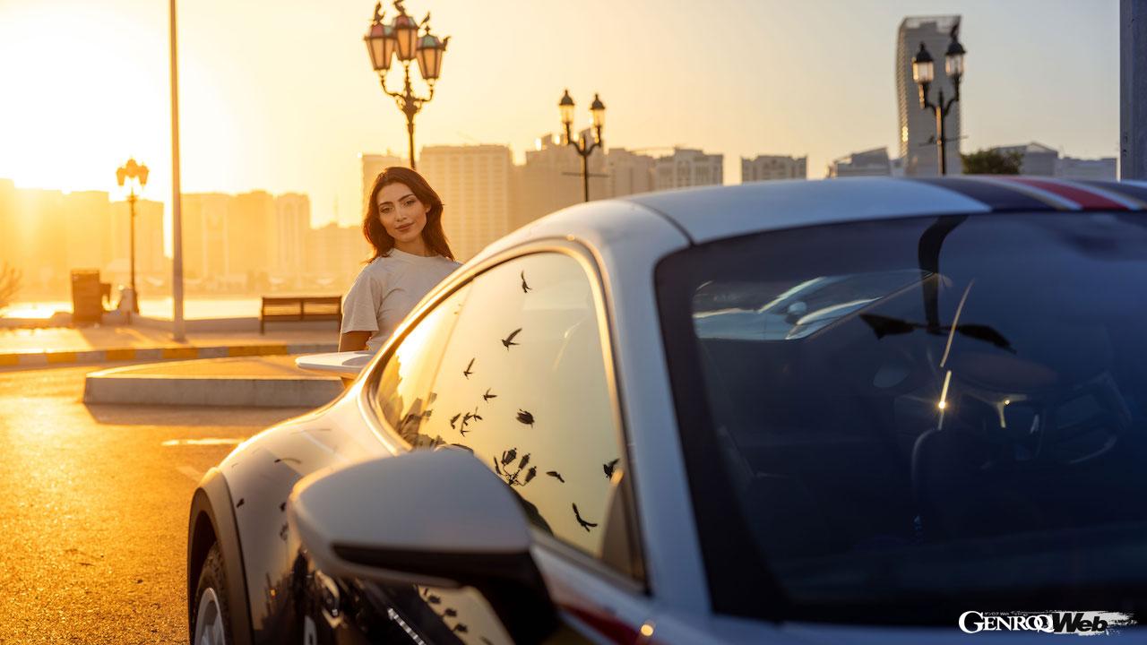 UAEのタル・モリーブ砂漠において、アムナ・アル・クバイシが、ポルシェ 911 ダカールをドライブした。