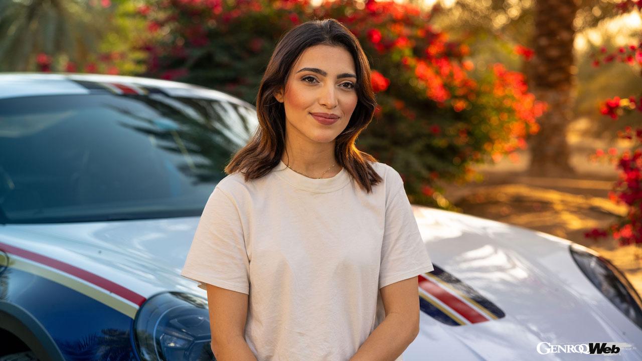 UAEのタル・モリーブ砂漠において、アムナ・アル・クバイシが、ポルシェ 911 ダカールをドライブした。