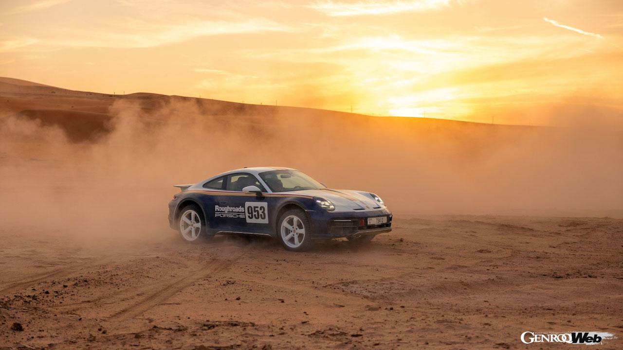 UAEのタル・モリーブ砂漠において、アムナ・アル・クバイシが、ポルシェ 911 ダカールをドライブした。