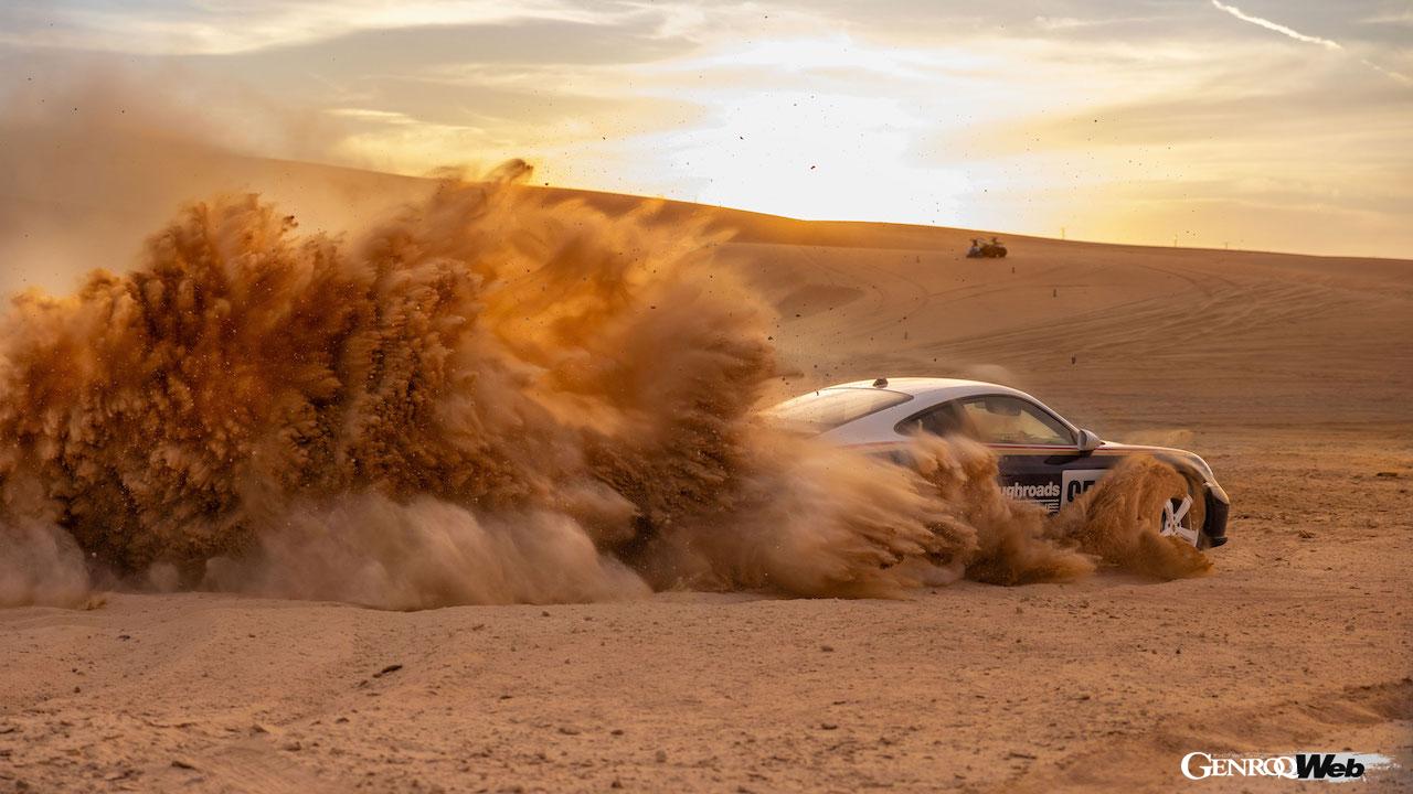 UAEのタル・モリーブ砂漠において、アムナ・アル・クバイシが、ポルシェ 911 ダカールをドライブした。