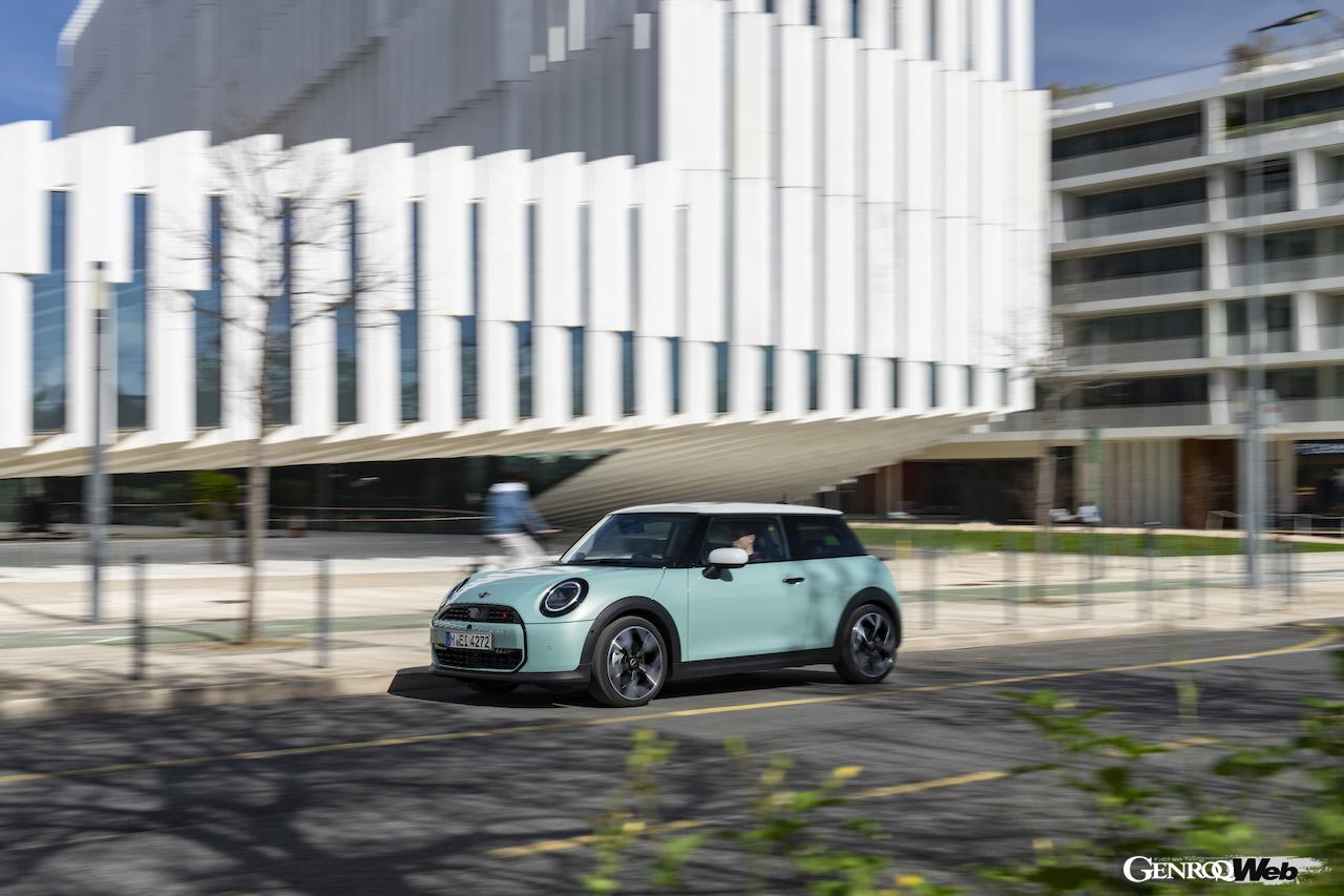 クラシック・トリムを装着した新型「MINI クーパー S」の走行シーン。