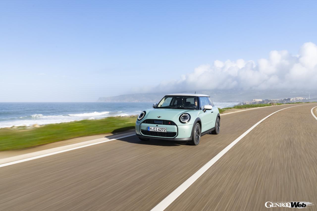 クラシック・トリムを装着した新型「MINI クーパー S」の走行シーン。