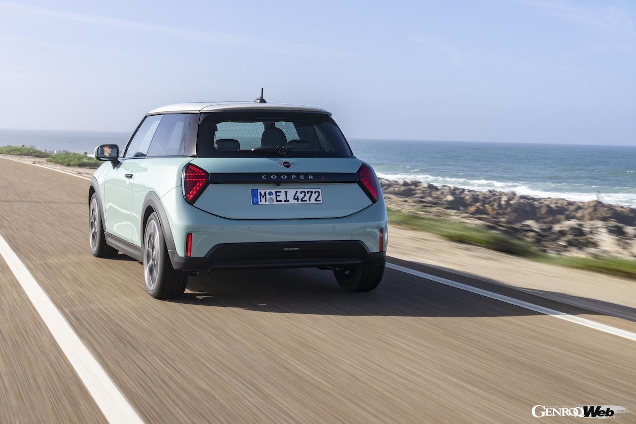 クラシック・トリムを装着した新型「MINI クーパー S」の走行シーン。